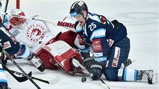 Ondřej Chrtek (vpravo) z Liberce a brankář Šimon Hrubec z Třince. Ondřej Chrtek (vpravo) z Liberce a brankář Šimon Hrubec z Třince.