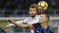 Stefan Simič z Crotone přeskočil Ivana Perišiče z Interu Milán. Stefan Simič z Crotone přeskočil Ivana Perišiče z Interu Milán.