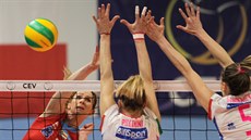 V akci Helena Horká z Prostějova blokovaná Francescou Piccininiovou z Novary. V akci Helena Horká z Prostějova blokovaná Francescou Piccininiovou z Novary.