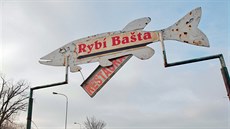 Starý orezlý billboard s reklamou na rybí restauraci v Doubí bude také muset... Starý orezlý billboard s reklamou na rybí restauraci v Doubí bude také muset...