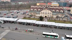Hlavní uzel mstské hromadné dopravy u karlovarské Mstské trnice.