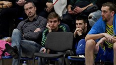 Zadumaná lavička Ústí nad Labem, vlevo sedí klubový manažer Tomáš Hrubý. Zadumaná lavička Ústí nad Labem, vlevo sedí klubový manažer Tomáš Hrubý.
