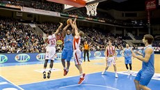 Charles Mitchell (v modrém) z Olomoucka střílí na pardubický koš přes Ondřeje... Charles Mitchell (v modrém) z Olomoucka střílí na pardubický koš přes Ondřeje...