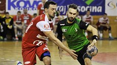 Marek Monczka z Karviné (vpravo) obchází protihráče z Nového Veselí. Marek Monczka z Karviné (vpravo) obchází protihráče z Nového Veselí.