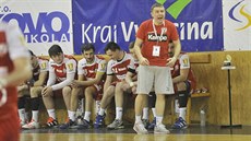 Trenér Nového Veselí Pavel Hladík burcuje své svěřence. Trenér Nového Veselí Pavel Hladík burcuje své svěřence.