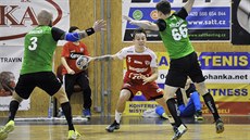 Dvojice házenkářů Karviné Miroslav Nedoma (vpravo) a Michal Brůna (vlevo) brání... Dvojice házenkářů Karviné Miroslav Nedoma (vpravo) a Michal Brůna (vlevo) brání...