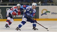 Radim Zohorna z Brna (vpravo) manévruje v extraligovém utkání proti Pardubicím. Radim Zohorna z Brna (vpravo) manévruje v extraligovém utkání proti Pardubicím.