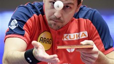 Němec Timo Boll podává. Němec Timo Boll podává.