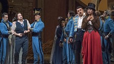 Scéna z Donizettiho Nápoje lásky v newyorské Metropolitní opee