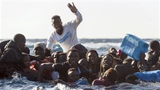 Záchrana migrantů ve Středozemní moři. Na snímku zasahuje italská pobřežní... Záchrana migrantů ve Středozemní moři. Na snímku zasahuje italská pobřežní...