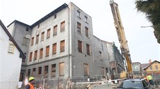 V Jablonci bourají domy, ve kterých dříve sídlil státní podnik Javoz. Budovy... V Jablonci bourají domy, ve kterých dříve sídlil státní podnik Javoz. Budovy...