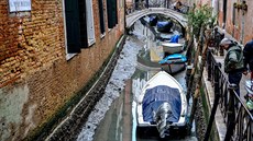 Jeden z vyschlých kanálů v italských Benátkách (31. ledna 2018) Jeden z vyschlých kanálů v italských Benátkách (31. ledna 2018)