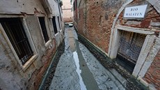 Jeden z vyschlých kanál v italských Benátkách (31. ledna 2018)