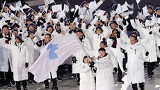Týmy Severní a Jižní Kereje nastoupili při slavnostním zahájení zimních... Týmy Severní a Jižní Kereje nastoupili při slavnostním zahájení zimních...
