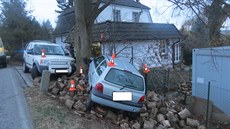 Při nárazu do hromady dřeva některé z kusů odlétly a poškodily zaparkované auto... Při nárazu do hromady dřeva některé z kusů odlétly a poškodily zaparkované auto...