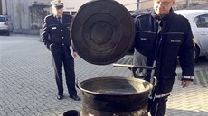 Němečtí policisté se zabaveným kotlem, u kterého se stal incident na karnevalu... Němečtí policisté se zabaveným kotlem, u kterého se stal incident na karnevalu...
