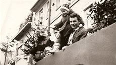 Na Raškových ramenou tehdy čtyřletá dcera, která se později jako provdaná... Na Raškových ramenou tehdy čtyřletá dcera, která se později jako provdaná...