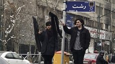 Čím dál více Íránek si na protest sundává hidžáb. To je přitom v Íránu trestné.... Čím dál více Íránek si na protest sundává hidžáb. To je přitom v Íránu trestné....