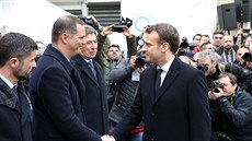 Francouzský prezident Emmanuel Macron se vítá s korsickým politikem Gillesem...
