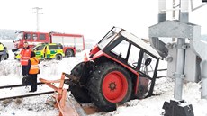 Traktor zůstal stát na přejezdu u Střelských Hoštic. Nedokázal odjet a vrazil... Traktor zůstal stát na přejezdu u Střelských Hoštic. Nedokázal odjet a vrazil...