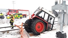 Traktor zůstal stát na přejezdu u Střelských Hoštic. Nedokázal odjet a vrazil... Traktor zůstal stát na přejezdu u Střelských Hoštic. Nedokázal odjet a vrazil...
