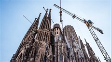Jedna ze zásadních akních scén Poátku se odehraje v chrámu Sagrada Família.