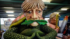Alegorický vůz s karikaturou zobrazující německou kancléřku Angelu Merkelovou... Alegorický vůz s karikaturou zobrazující německou kancléřku Angelu Merkelovou...