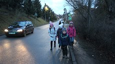 Děti musí chodit po rušné silnici. Vedení městyse chce, aby chodník vznikl na... Děti musí chodit po rušné silnici. Vedení městyse chce, aby chodník vznikl na...
