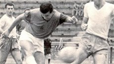 Zdeněk Farmačka (v tmavém) pálí v dresu Brna. Zdeněk Farmačka (v tmavém) pálí v dresu Brna.