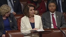 Vůdkyně demokratů ve Sněmovně reprezentantů Nancy Pelosiová čte z bible během... Vůdkyně demokratů ve Sněmovně reprezentantů Nancy Pelosiová čte z bible během...