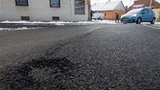 V nové okružní křižovatce v Bystřici pod Hostýnem se objevila díra. V nové okružní křižovatce v Bystřici pod Hostýnem se objevila díra.