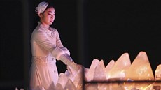 Sedmadvacetiletá bývalá krasobruslařka Kim Ju-na zapálila olympijský oheň. Sedmadvacetiletá bývalá krasobruslařka Kim Ju-na zapálila olympijský oheň.