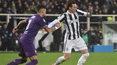 Cristian Biraghi (vlevo) z Fiorentiny brání Federica Bernardeschiho z... Cristian Biraghi (vlevo) z Fiorentiny brání Federica Bernardeschiho z...
