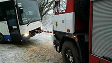 Hasiči pomáhali také několika autobusům, které zapadly. Hasiči pomáhali také několika autobusům, které zapadly.