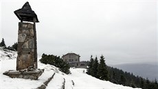 Pohled na Jeseníky a známou Chatu Jiřího stojící na hoře Šerák. Pohled na Jeseníky a známou Chatu Jiřího stojící na hoře Šerák.