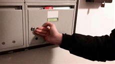 Roznašeč chtěl zkontrolovat vhozené letáky, při snaze vysunout je ze schránky... Roznašeč chtěl zkontrolovat vhozené letáky, při snaze vysunout je ze schránky...