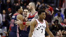 TÝMOVÁ RADOST. Úspěch svého Washingtonu oslavují Otto Porter Jr., Tomáš... TÝMOVÁ RADOST. Úspěch svého Washingtonu oslavují Otto Porter Jr., Tomáš...