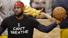 LeBron James z Clevelandu na historické fotografii v tričku „I can´t breathe“... LeBron James z Clevelandu na historické fotografii v tričku „I can´t breathe“...