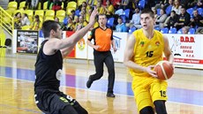 Václav Bujnoch (vpravo) z Opavy útočí kolem Zuraba Kereselidzeho z Brna. Václav Bujnoch (vpravo) z Opavy útočí kolem Zuraba Kereselidzeho z Brna.