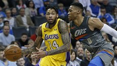 Brandon Ingram (vlevo) z LA Lakers se tlačí kolem Russella Westbrooka z... Brandon Ingram (vlevo) z LA Lakers se tlačí kolem Russella Westbrooka z...