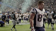 Rob Gronkowski z New England Patriots odchází zklamaný po porážce v Super Bowlu. Rob Gronkowski z New England Patriots odchází zklamaný po porážce v Super Bowlu.