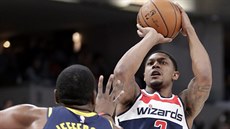 Bradley Beal (vpravo) z Washingtonu střílí přes Ala Jeffersona z Indiany. Bradley Beal (vpravo) z Washingtonu střílí přes Ala Jeffersona z Indiany.