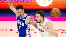 Tomáš Satoranský (vpravo) z Washingtonu pokoutně sleduje míč v souboji s J. J.... Tomáš Satoranský (vpravo) z Washingtonu pokoutně sleduje míč v souboji s J. J....