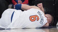 Kristaps Porzingis z New Yorku si ván poranil koleno v zápase s Milwaukee.