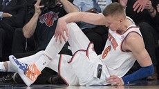 Kristaps Porzingis z New Yorku se drí za zranné koleno.