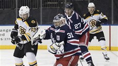 Ondřej Pavelec (31) v brance New York Rangers zasahuje a ještě se snaží... Ondřej Pavelec (31) v brance New York Rangers zasahuje a ještě se snaží...