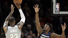 LeBron James z Clevelandu a jeho vítězná střela v utkání s Minnesotou přes... LeBron James z Clevelandu a jeho vítězná střela v utkání s Minnesotou přes...