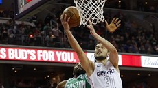 Tomáš Satoranský (v bílém) z Washingtonu zakončuje na bostonský koš kolem... Tomáš Satoranský (v bílém) z Washingtonu zakončuje na bostonský koš kolem...