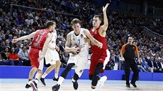 Luka Dončič (v bílém) z Realu Madrid se tlačí kolem Kyla Wiltjera z Olympiakosu. Luka Dončič (v bílém) z Realu Madrid se tlačí kolem Kyla Wiltjera z Olympiakosu.