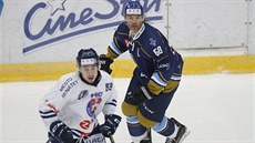 Kladenský útočník Jaromír Jágr (vpravo) během prvoligového duelu proti Benátkám... Kladenský útočník Jaromír Jágr (vpravo) během prvoligového duelu proti Benátkám...